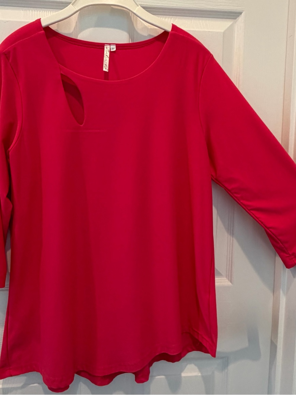 Women's Keyhole Neck 3/4 Sleeve Tunic in Bright Magenta